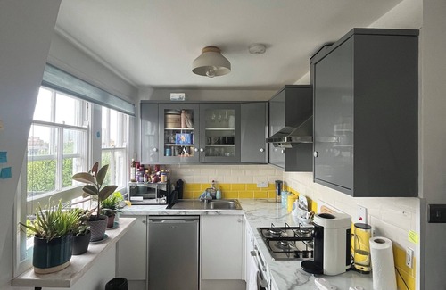 St. Helen's Apartamento | Top Floor 1BD Flat with Balcony - Ladbroke Grove