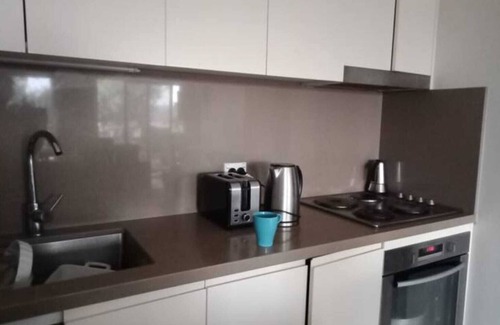 Matraville Apartamento | Top floor 2 bedroom apartment with leafy balcony, 5 min drive to beach and shops