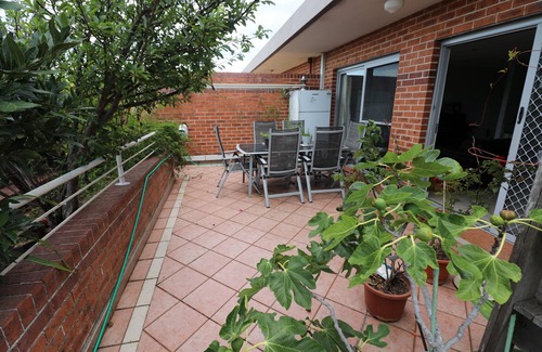 Matraville Apartamento | Top floor 2 bedroom apartment with leafy balcony, 5 min drive to beach and shops
