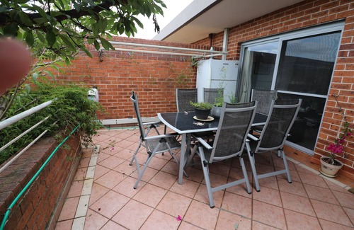 Matraville Apartamento | Top floor 2 bedroom apartment with leafy balcony, 5 min drive to beach and shops