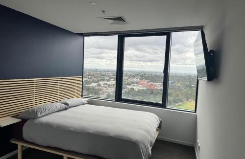 Travancore Apartamento | Top-Floor 2BR Apt, 270 deg Skyline, Free Parking