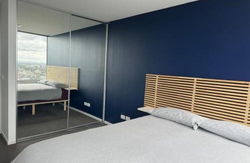 Travancore Apartamento | Top-Floor 2BR Apt, 270 deg Skyline, Free Parking