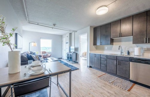 Downtown Des Moines Apartamento | Top Floor Amazing Views Free Parking Fast Wifi Gym