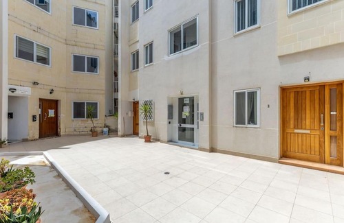 Marsaxlokk Apartamento | Top floor apt - Minutes walk to the seafront