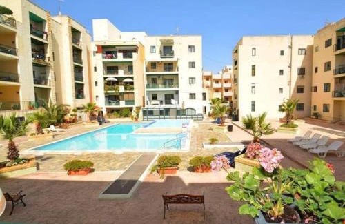 Bugibba Apartamento | Top floor apt with common pool close to all amenities