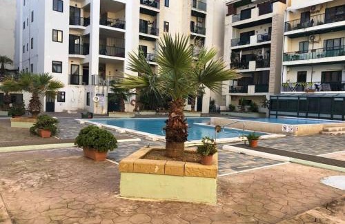 Bugibba Apartamento | Top floor apt with common pool close to all amenities
