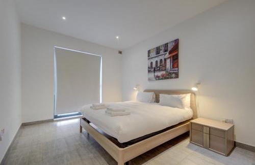 Bugibba Apartamento | Top floor apt with common pool close to all amenities