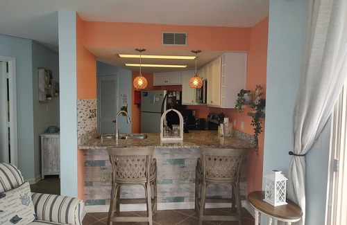 McCutcheon Field Condominio | Top floor condo in N. Topsail Beach. Views of the beach & Intracoastal Waterway!