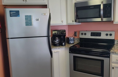 McCutcheon Field Condominio | Top floor condo in N. Topsail Beach. Views of the beach & Intracoastal Waterway!