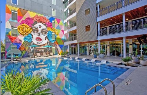 Downtown San Antonio Apartamento | Top Floor City Views! King Bed Pool Gym Free Parking
