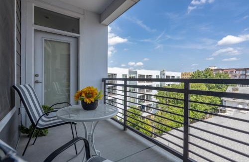 Downtown San Antonio Apartamento | Top Floor City Views! King Bed Pool Gym Free Parking