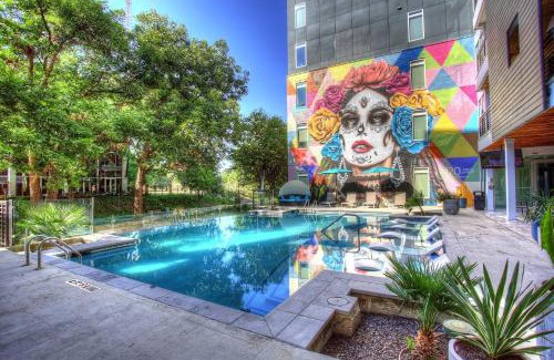Downtown San Antonio Apartamento | Top Floor City Views! King Bed Pool Gym Free Parking