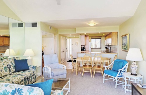 North Litchfield Beach Condominio | Top Floor Condo Across from Beach Access, Balcony, Pool, Grill Area, Elevator