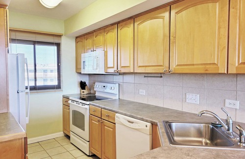North Litchfield Beach Condominio | Top Floor Condo Across from Beach Access, Balcony, Pool, Grill Area, Elevator