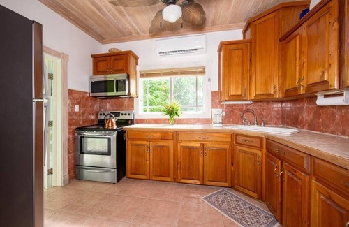 Triana Shores Apartamento | Top Floor Condo, Walk to Pink Sands Beach