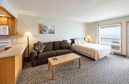 Logsden Condominio | Top-Floor Deluxe Suite With Ocean View - Sleeps Six!