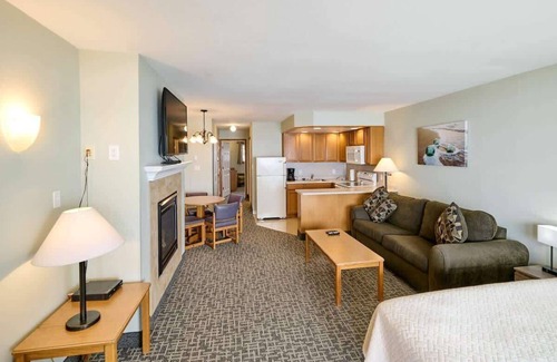 Logsden Condominio | Top-Floor Deluxe Suite With Ocean View - Sleeps Six!