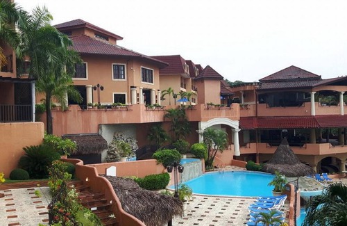 El Batey Apartamento | Top-floor hotel room with ensuite bathroom and sea views, central location