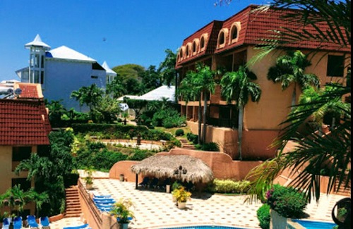 El Batey Apartamento | Top-floor hotel room with ensuite bathroom and sea views, central location