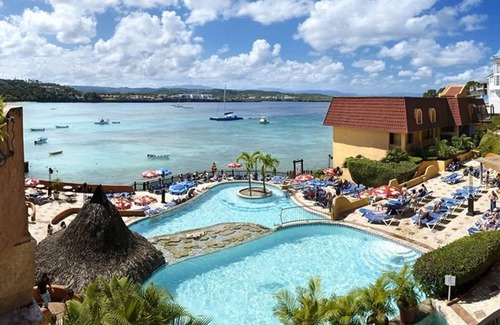 El Batey Apartamento | Top-floor hotel room with ensuite bathroom and sea views, central location