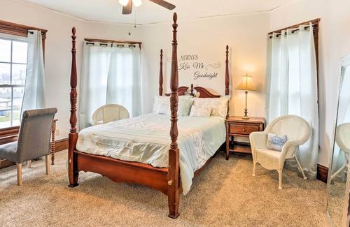 Lorain Apartamento | Top-floor Lake Erie Apartment: Walk to Lakefront!