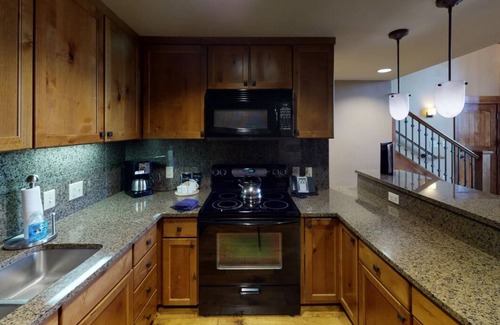 Tamarack Condominio | Top Floor Lake View | Resort Amenities