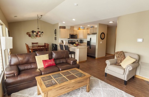 Chelan Condominio | Unidad de vista superior del lago piso. A poca distancia de la ciudad y el lago. Piscina compartida y jacuzzi