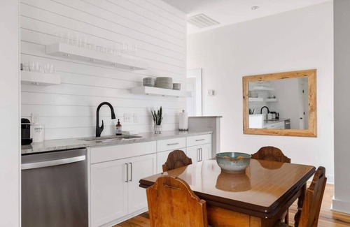 South of Broad Apartamento | Top Floor & Lake Views! Stylish 2BR Downtown Condo