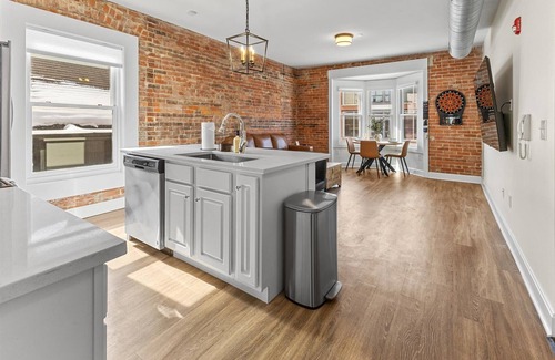 Chatham-Arch Apartamento | Top Floor - Mass Ave in Heart of Indy with Balcony