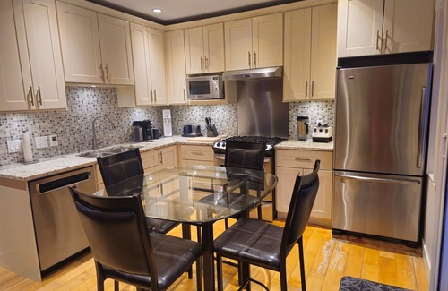 Riley Park Casa | Top Floor Private Suite | King Bed | Balcony View | 15 min to Downtown Vancouver