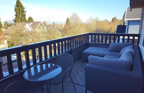 Riley Park Casa | Top Floor Private Suite | King Bed | Balcony View | 15 min to Downtown Vancouver