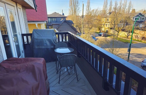 Riley Park Casa | Top Floor Private Suite | King Bed | Balcony View | 15 min to Downtown Vancouver