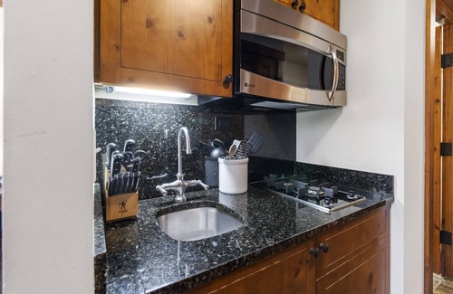Stowe Area Apartamento | Top Floor Studio, North Wing, Lodge @ Spruce Peak