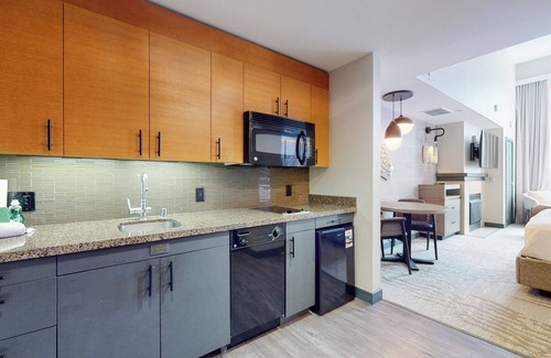 Mammoth Lakes Condominio | Top Floor Studio in Luxury Hotel, Natural Light, Across The Village