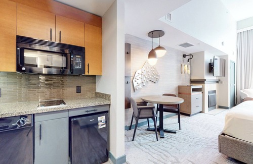 Mammoth Lakes Condominio | Top Floor Studio in Luxury Hotel, Natural Light, Across The Village