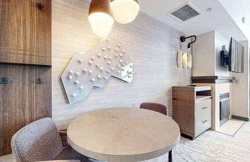 Mammoth Lakes Condominio | Top Floor Studio in Luxury Hotel, Natural Light, Across The Village
