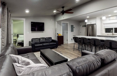 Manson Casa | Estudio en el último piso con vista parcial al lago y cabaña que admite perros - cerca de la ciudad y el lago