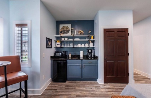 Lake Oconee Casa | Top-floor studio with golf-view shared balcony & outdoor TV - near Lake Oconee