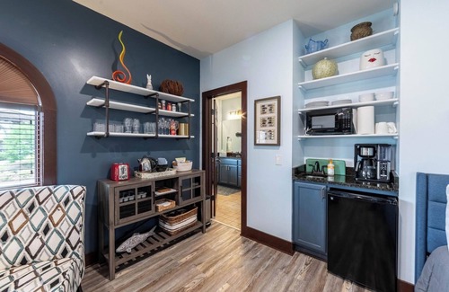 Lake Oconee Casa | Top-floor studio with golf-view shared balcony & outdoor TV - near Lake Oconee