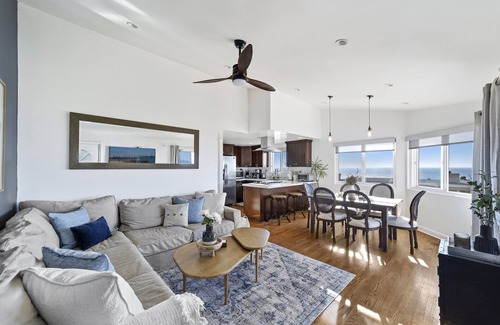 El Segundo Condominio | Top Floor Unit with Panoramic Views Steps to the beach with 3 Parking Spots!