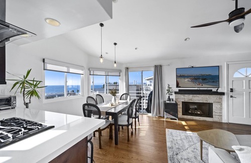 El Segundo Condominio | Top Floor Unit with Panoramic Views Steps to the beach with 3 Parking Spots!