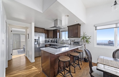 El Segundo Condominio | Top Floor Unit with Panoramic Views Steps to the beach with 3 Parking Spots!