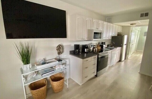 Admiral Estates Condominio | Top floor unit with water view from bedroom!