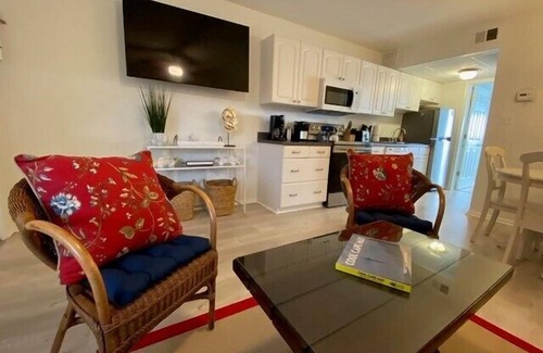 Admiral Estates Condominio | Top floor unit with water view from bedroom!