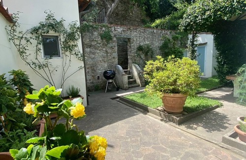 San Niccolo Apartamento | Top floor with garden bordering the historic city walls in San Niccolo district