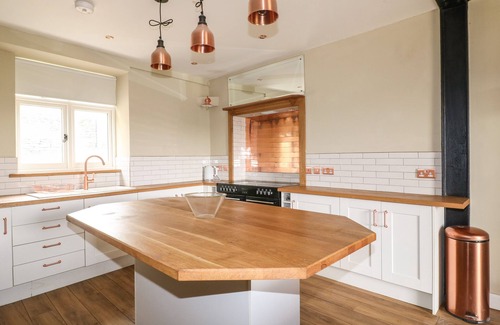 Wharncliffe Cabaña | TOP HILL FARM COTTAGE, pet friendly, with hot tub in Oughtibridge