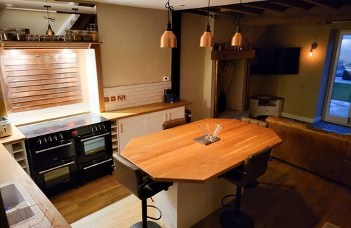Wharncliffe Cabaña | TOP HILL FARM COTTAGE, pet friendly, with hot tub in Oughtibridge