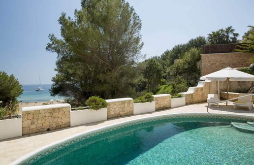 Santa Eulalia del Río Casa | Casa de vacaciones superior con piscina directamente 1. Línea en la playa - única en Ibiza
