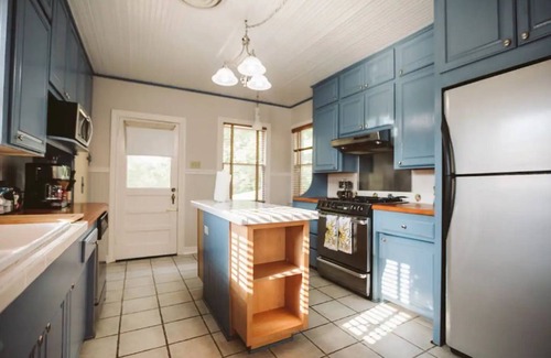 Monte Vista Apartamento | Top Level duplex blocks from UIW/Trinity & Zoo