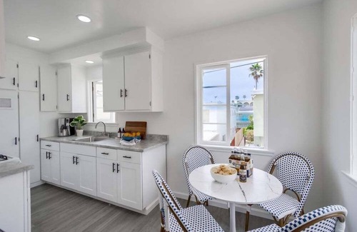 Beach Barber Tract Cabaña | Top Level Unit * Steps to Windansea Beach * Dog Ok
